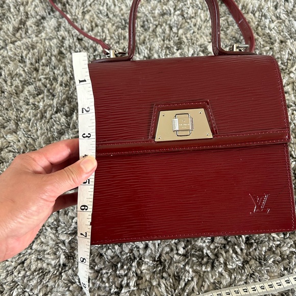 Beautiful burgundy small crossbody. It’s NOT AUTHENTIC🤗 - Picture 2 of 11